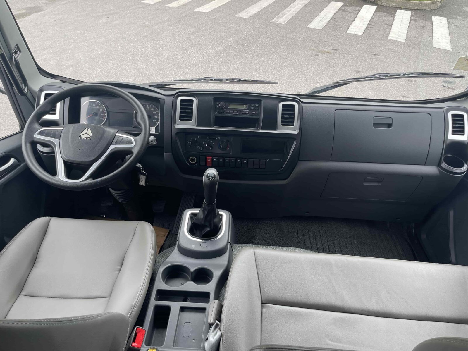 Thiết kế khoang nội thất rộng rãi, tiện nghi đem đến những trải nghiệm lái xe thoải mái trên mọi cung đường.