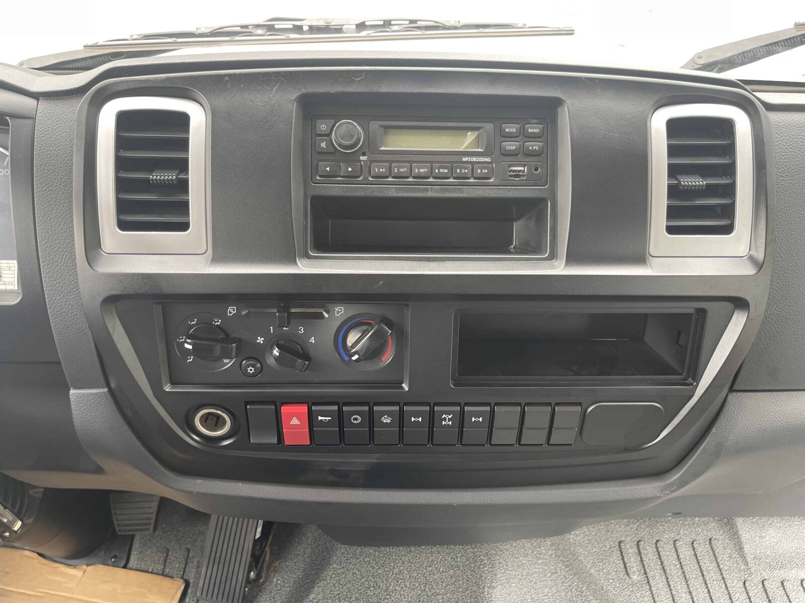 Hệ thống điều hoà Đầu MP3, kết nối USB, AUX.