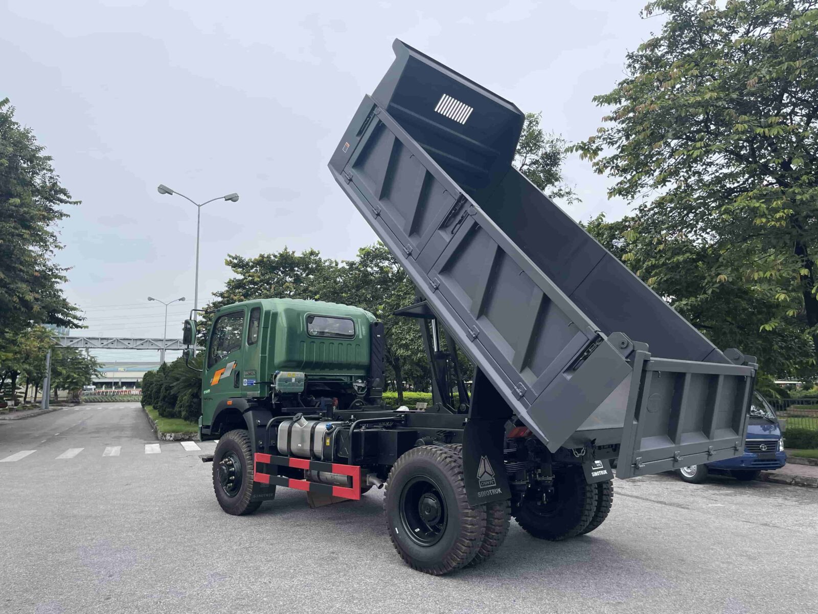 Kích thước lòng thùng lớn: 4030×2270×745 (mm).