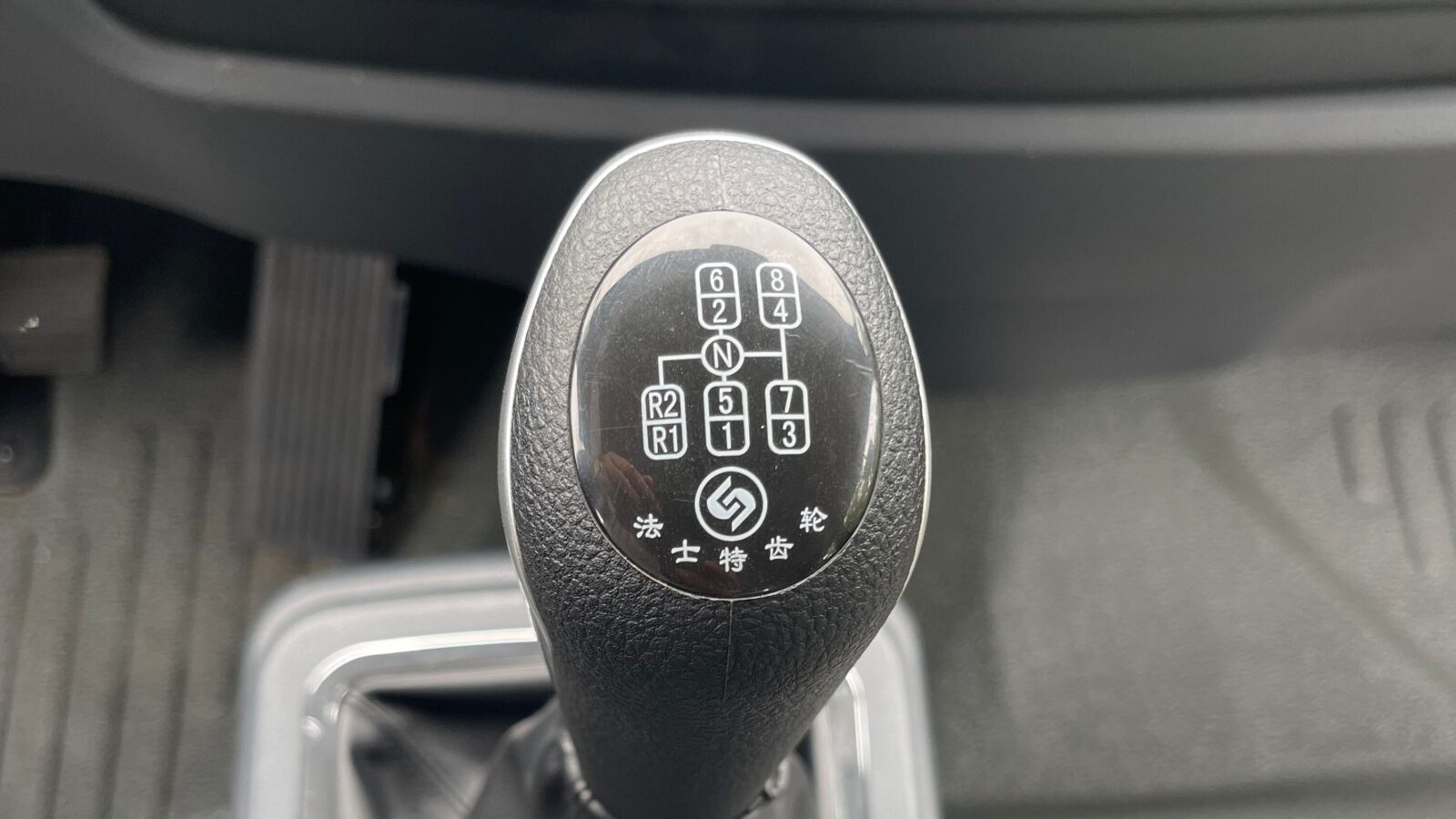 Cần số 2 tầng - 08 số tiến và 02 số lùi, giúp xe vận hành linh hoạt trên mọi địa hình.