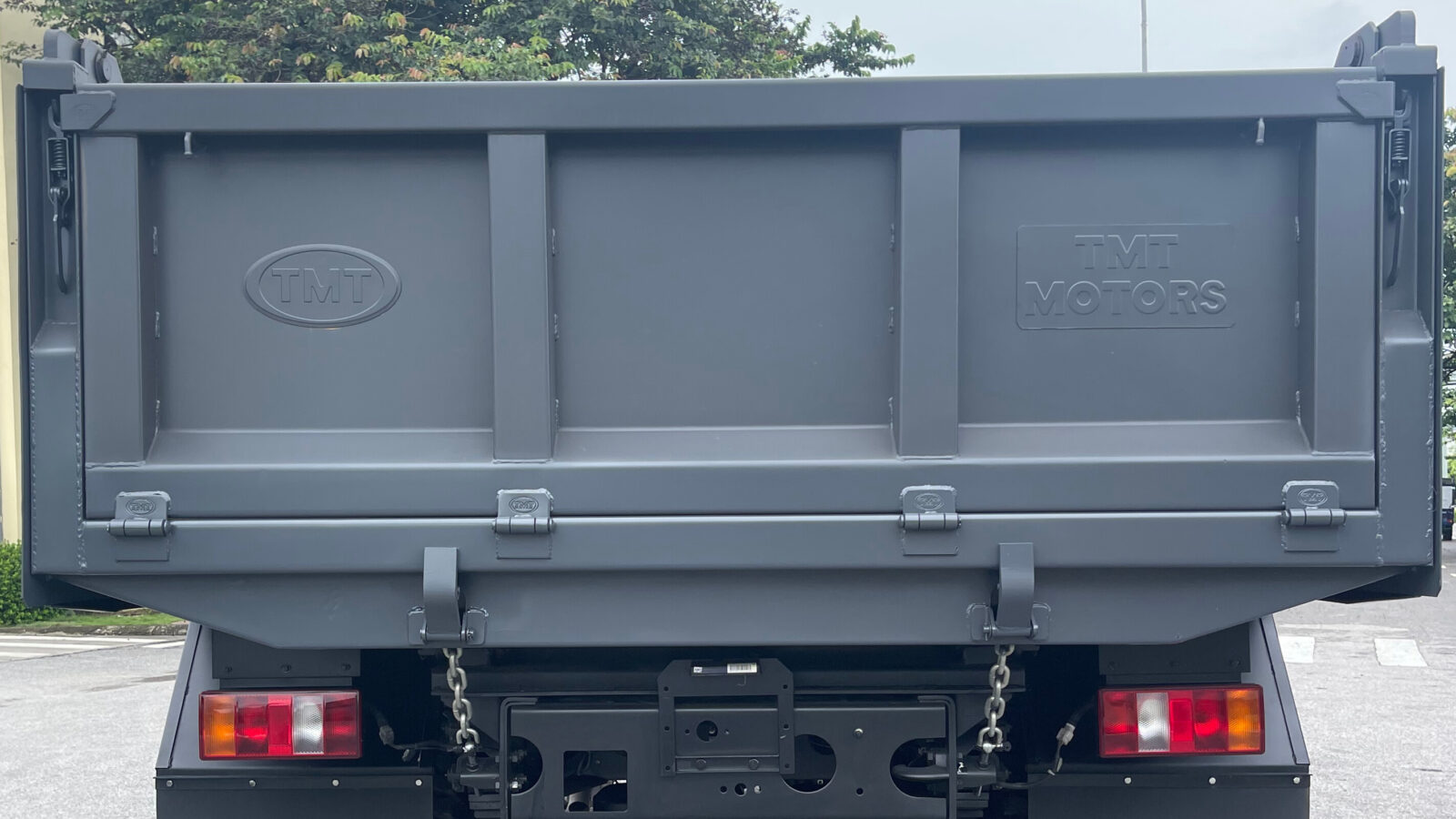 Thiết kế logo TMT dập nổi ở thùng ben tạo cảm giác khoẻ khoắn và vững chãi.