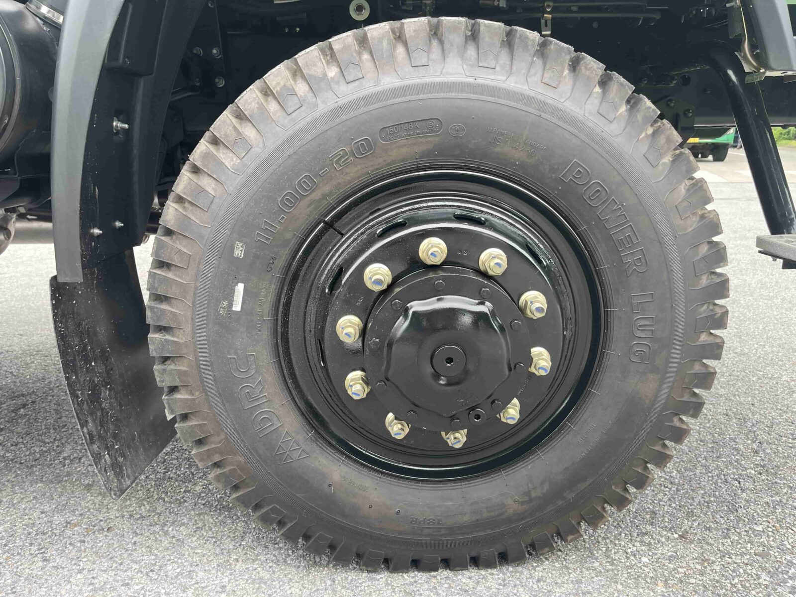 Lốp trước/ sau: 11.00-20.