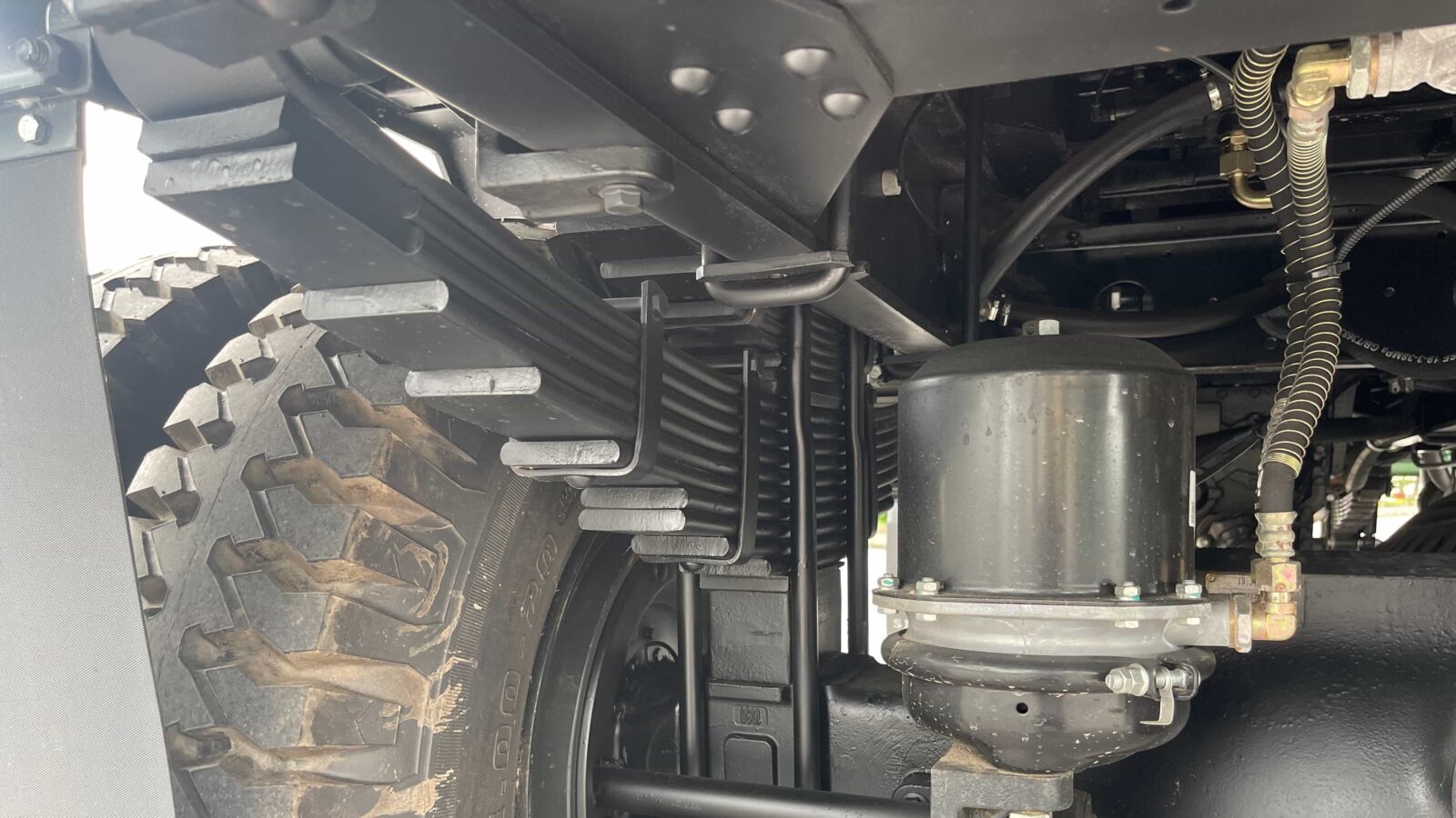 Nhíp trước 9 lá: dày 15mm. Nhíp sau 10+8 lá: dày 16+13mm.