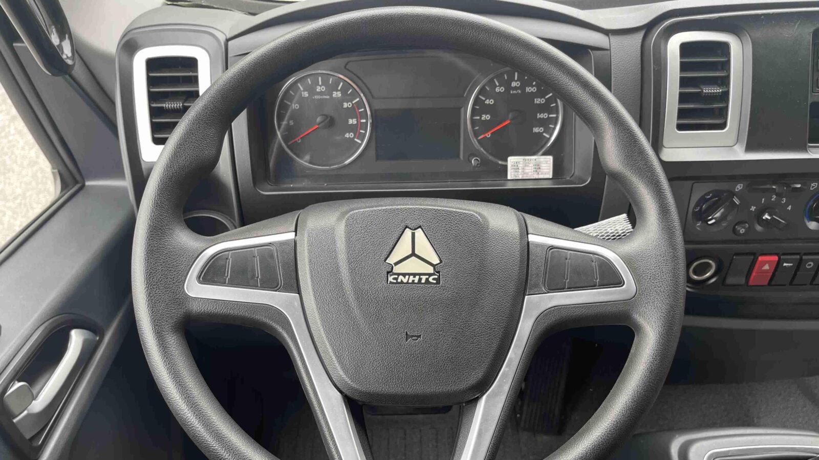 Vô lăng 4 chấu hiện đại đẹp mắt.