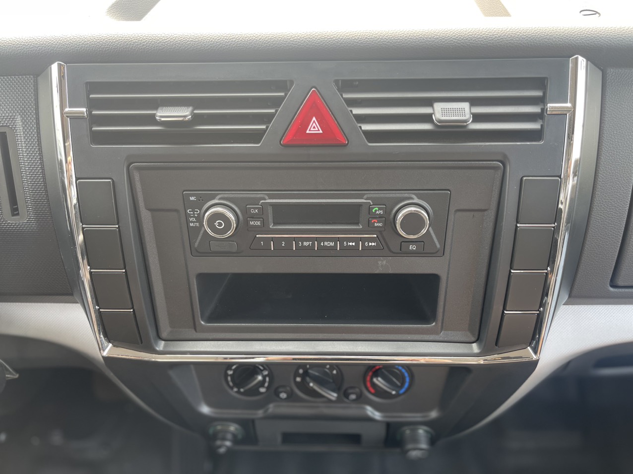 Hệ thống giải trí hỗ trợ đầy đủ USB-MP3, AM-FM radio, kết nối Bluetooth.