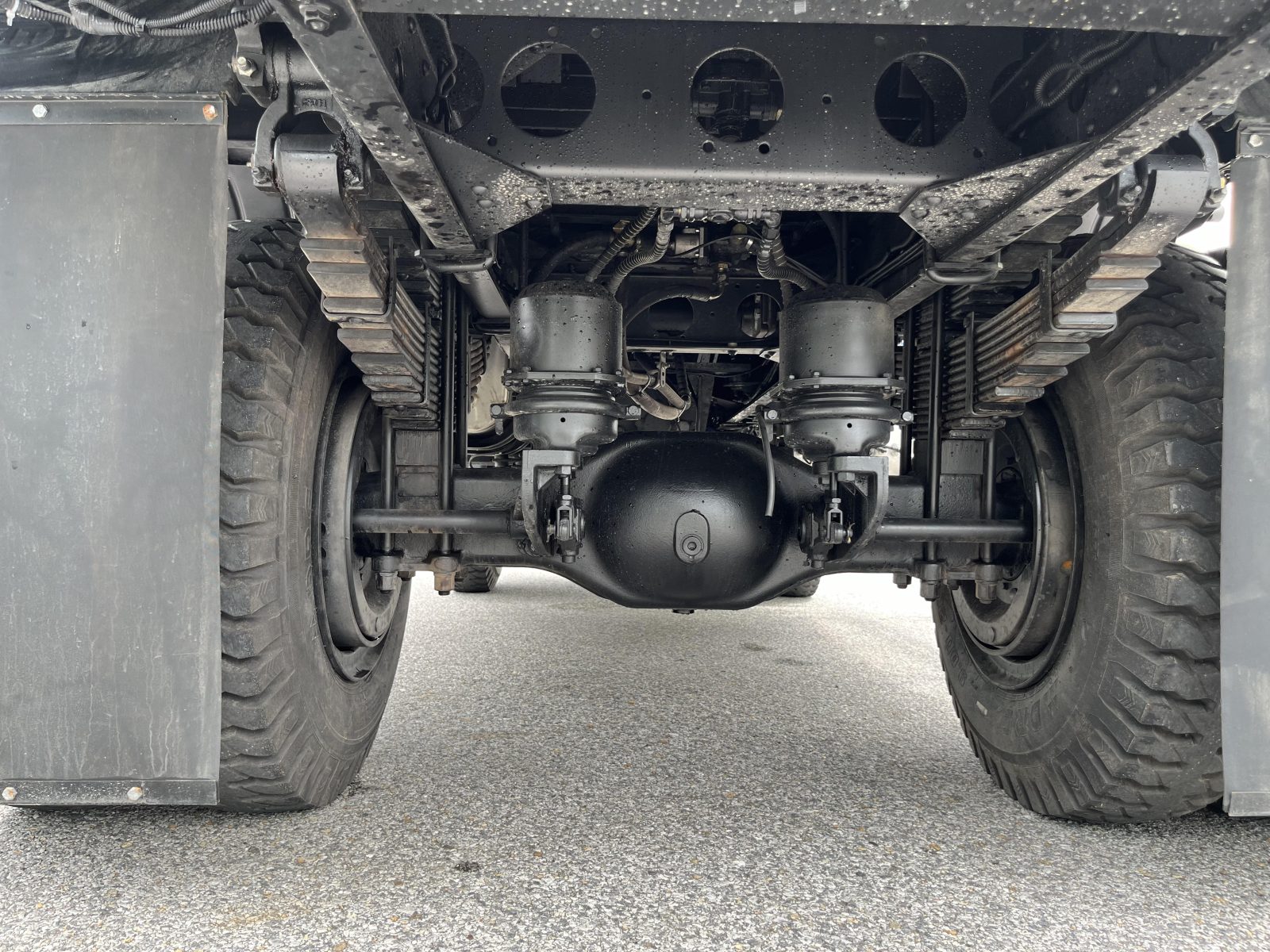 Cầu trước 6 tấn, cầu sau 13 tấn.