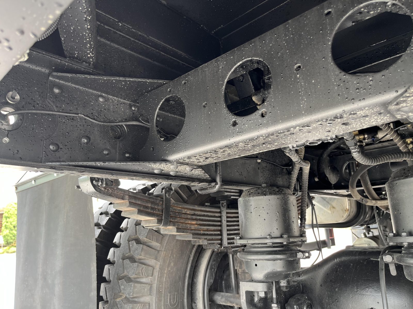 Nhíp trước 9 lá: dày 13mm. Nhíp sau 11 + 8 lá: dày 15 + 13 mm.