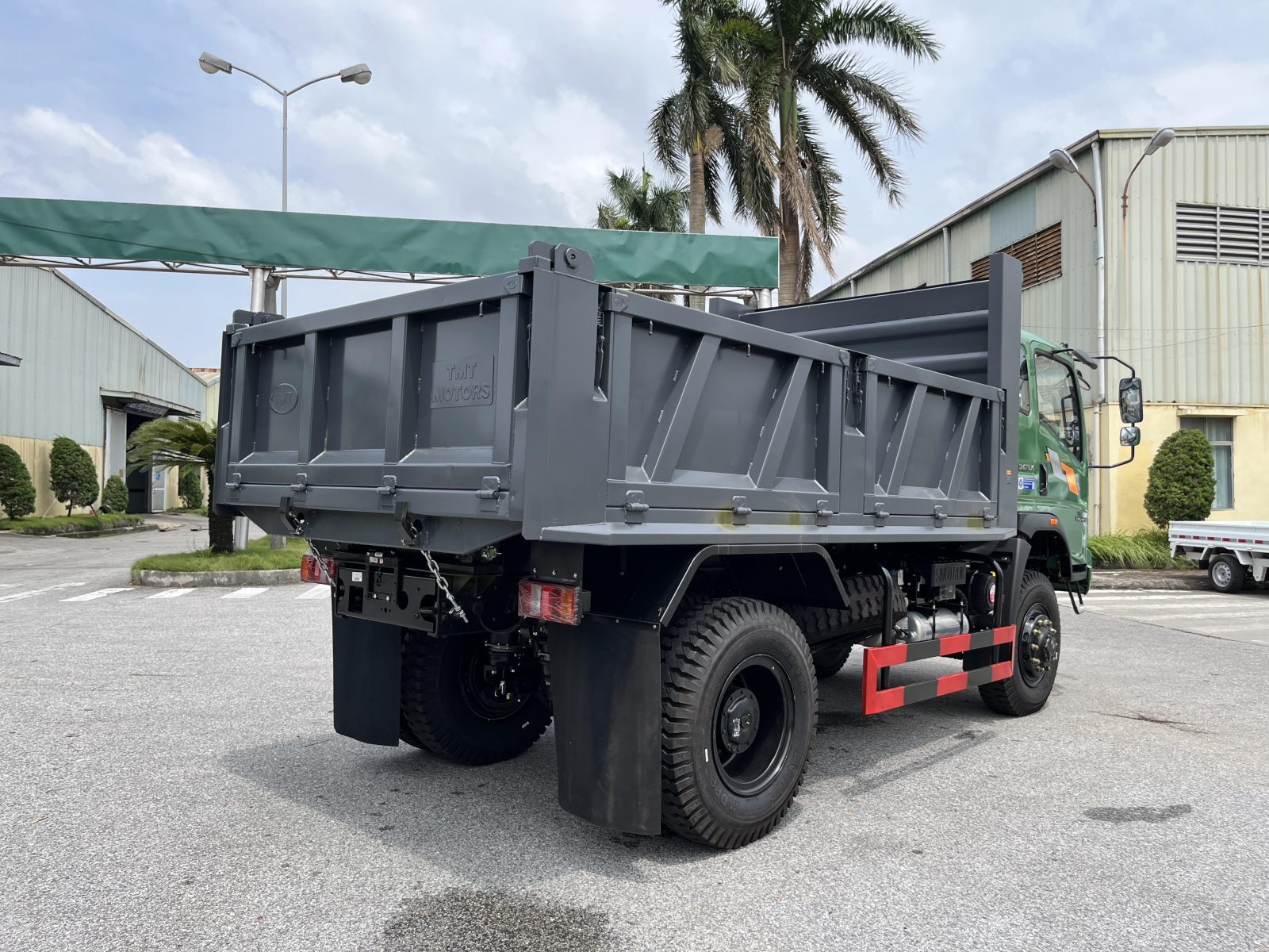 Kích thước lòng thùng lớn: 3960mm x 2190mm x 760mm