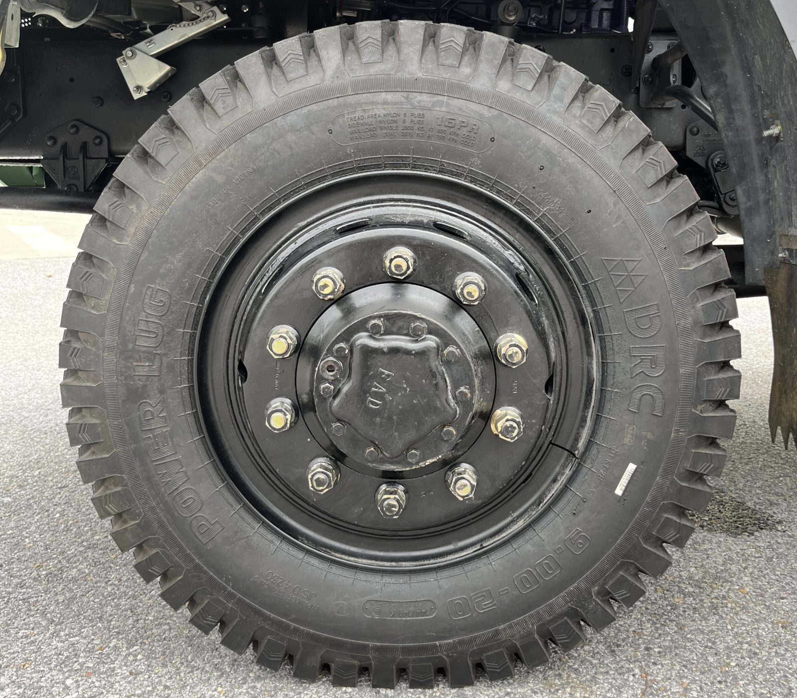 Lốp trước/ sau: 10.00 - 20