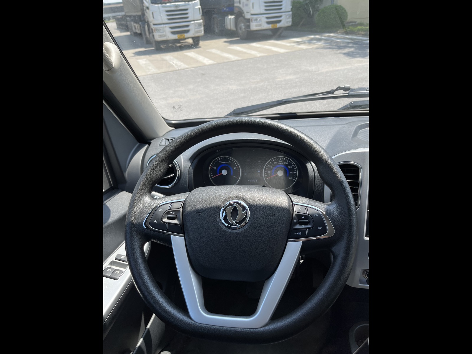 Vô lăng 4 chấu hiện đại, kết hợp Cruise Control và đàm thoại rảnh tay.