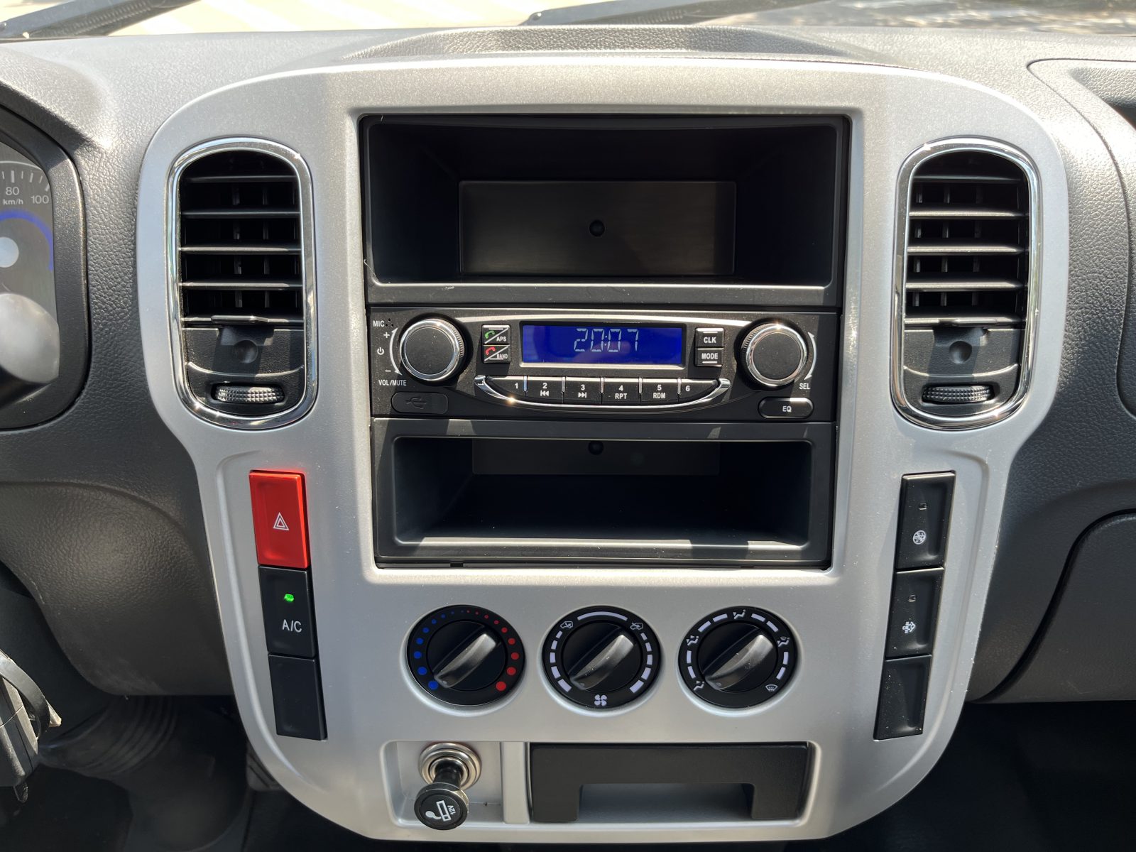 Hệ thống giải trí hỗ trợ đầy đủ USB - MP3, AM - FM radio, kết nối Bluetooth.