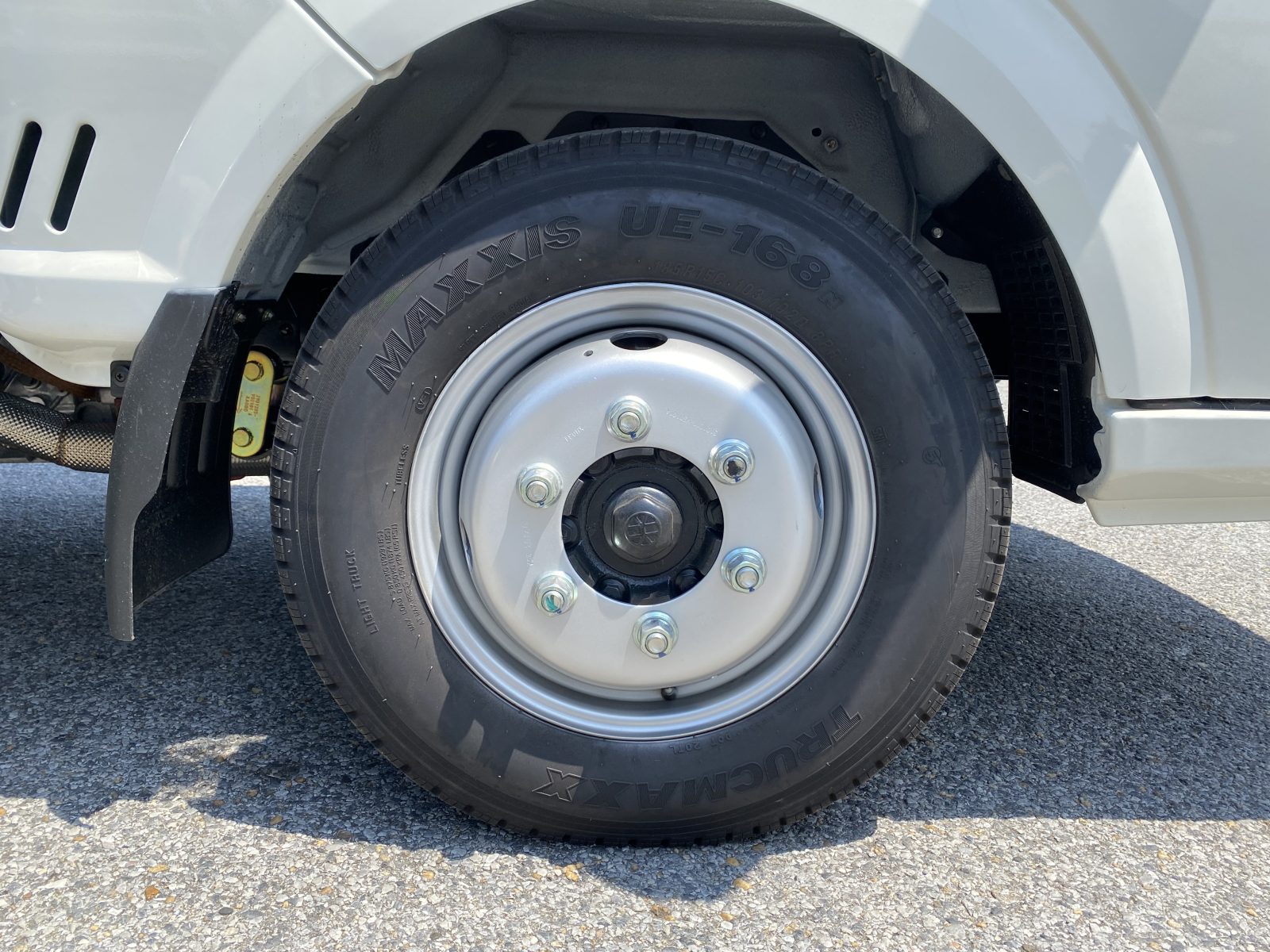 Lốp trước/ sau: 185R15C