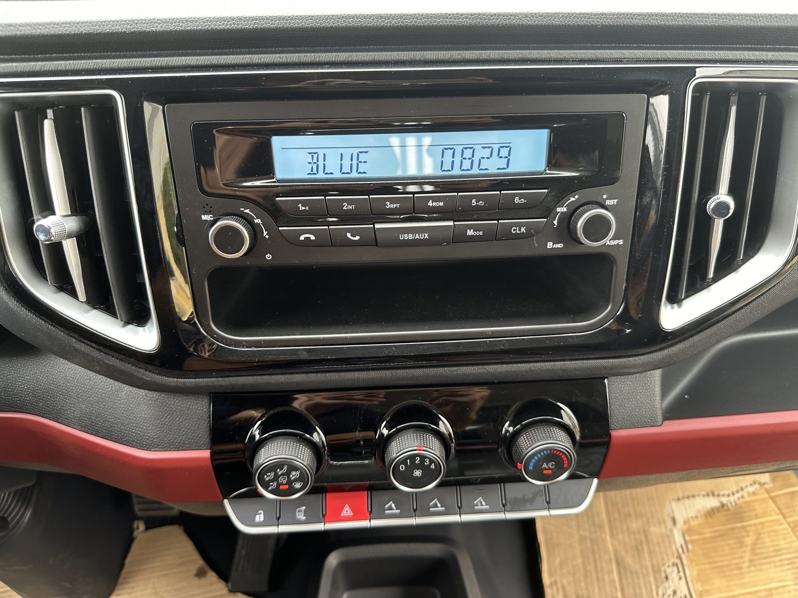 Hệ thống giải trí cùng hệ thống điều hoà làm mát nhanh.