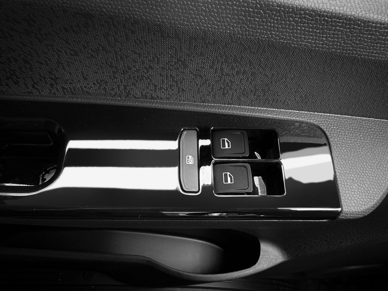 Kính cửa điều chỉnh điện.