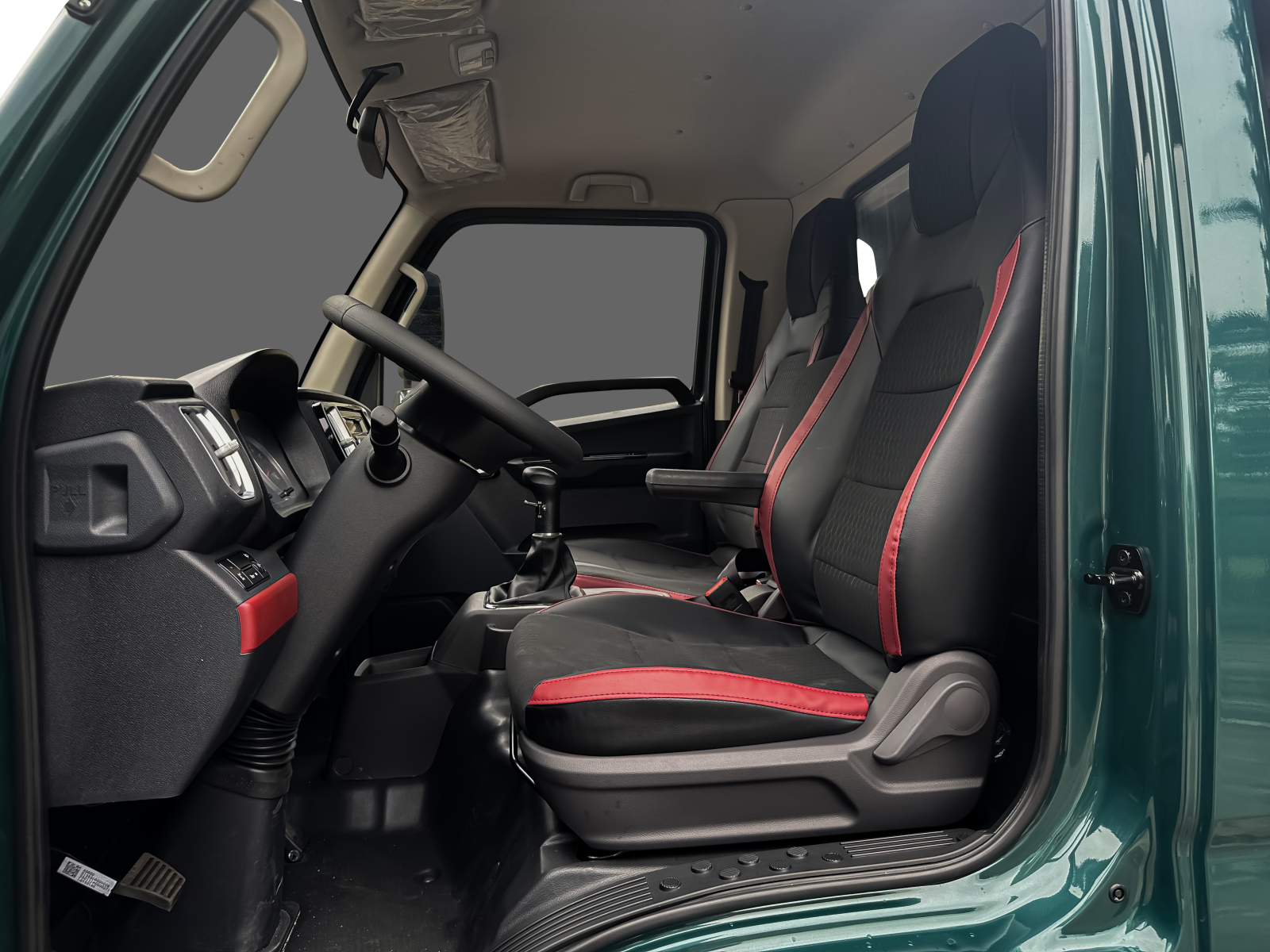 Ghế lái bọc da với tông màu đỏ đen hiện đại.