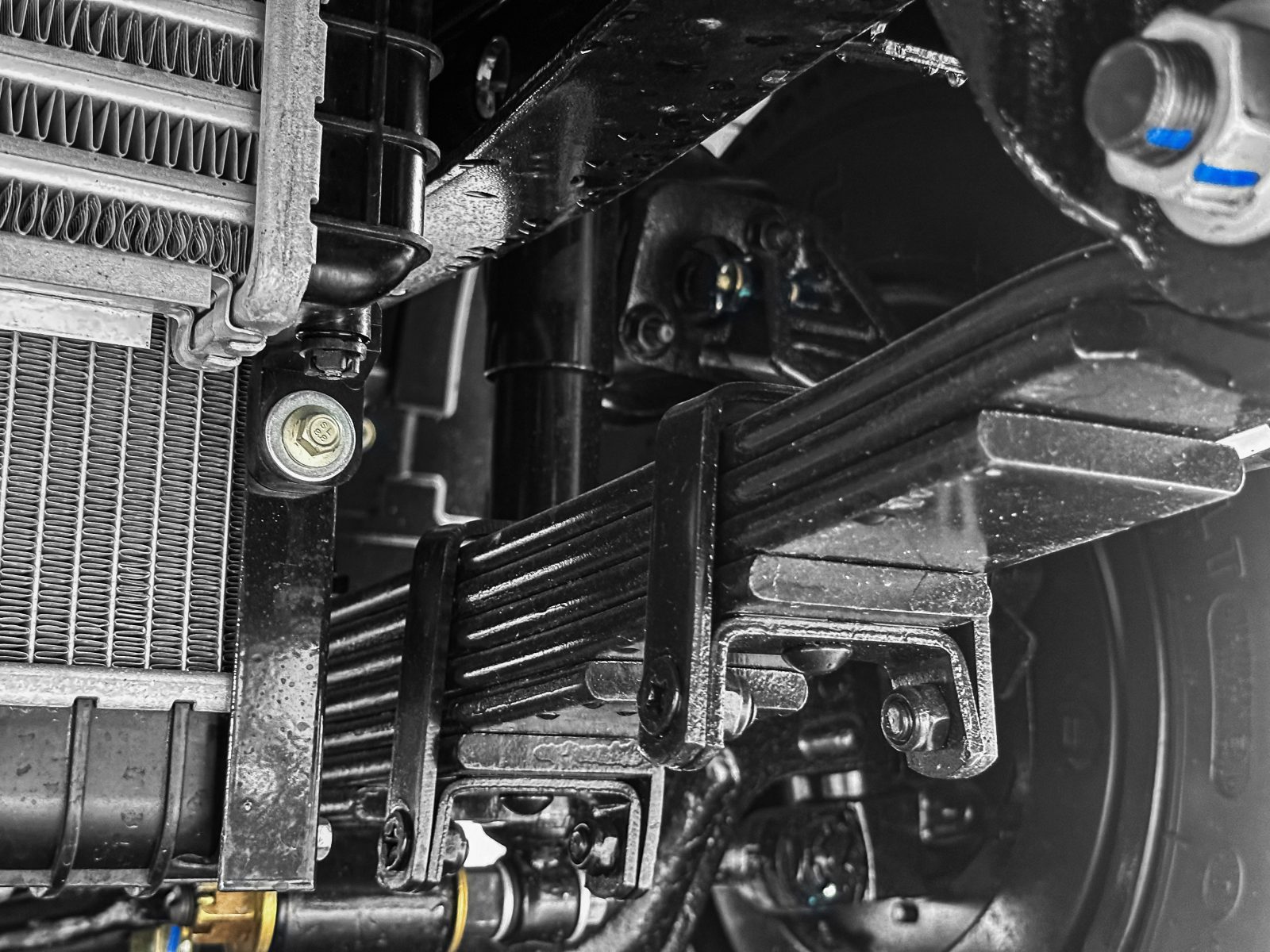 Nhíp trước 8 lá. Nhíp sau 8 lá chính & 5 lá phụ.