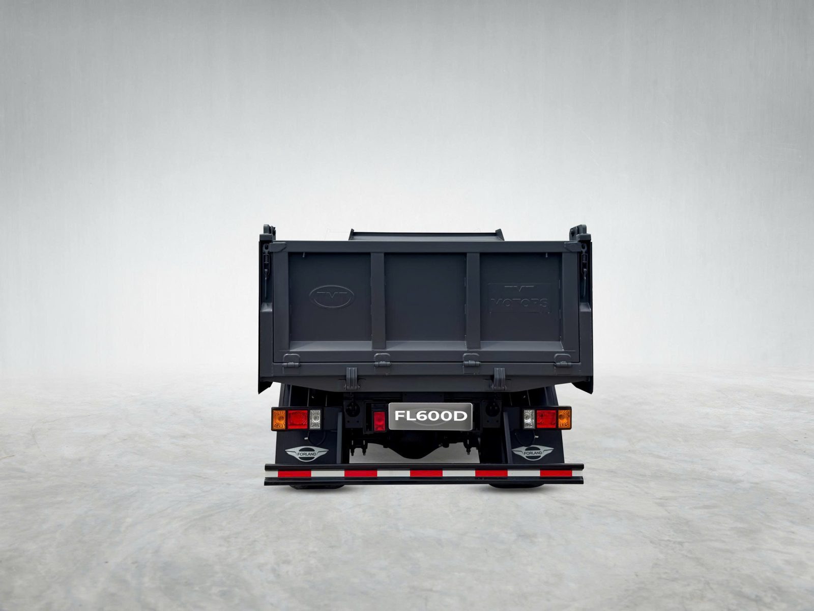 Thiết kế logo TMT dập nổi ở thùng ben tạo cảm giác khoẻ khoắn và vững chãi.