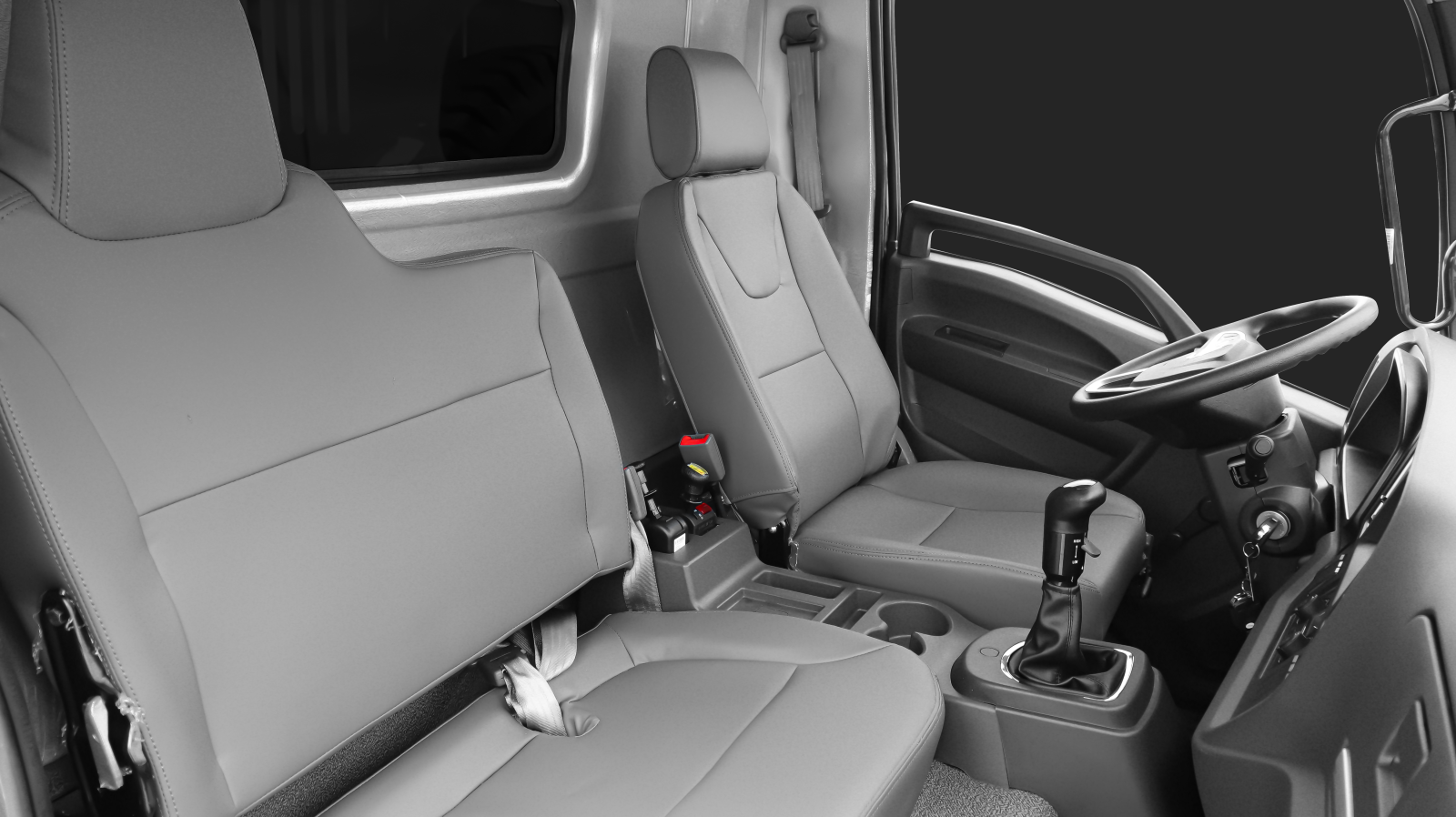 Ghế lái bọc da hiện đại, dễ dàng vệ sinh.