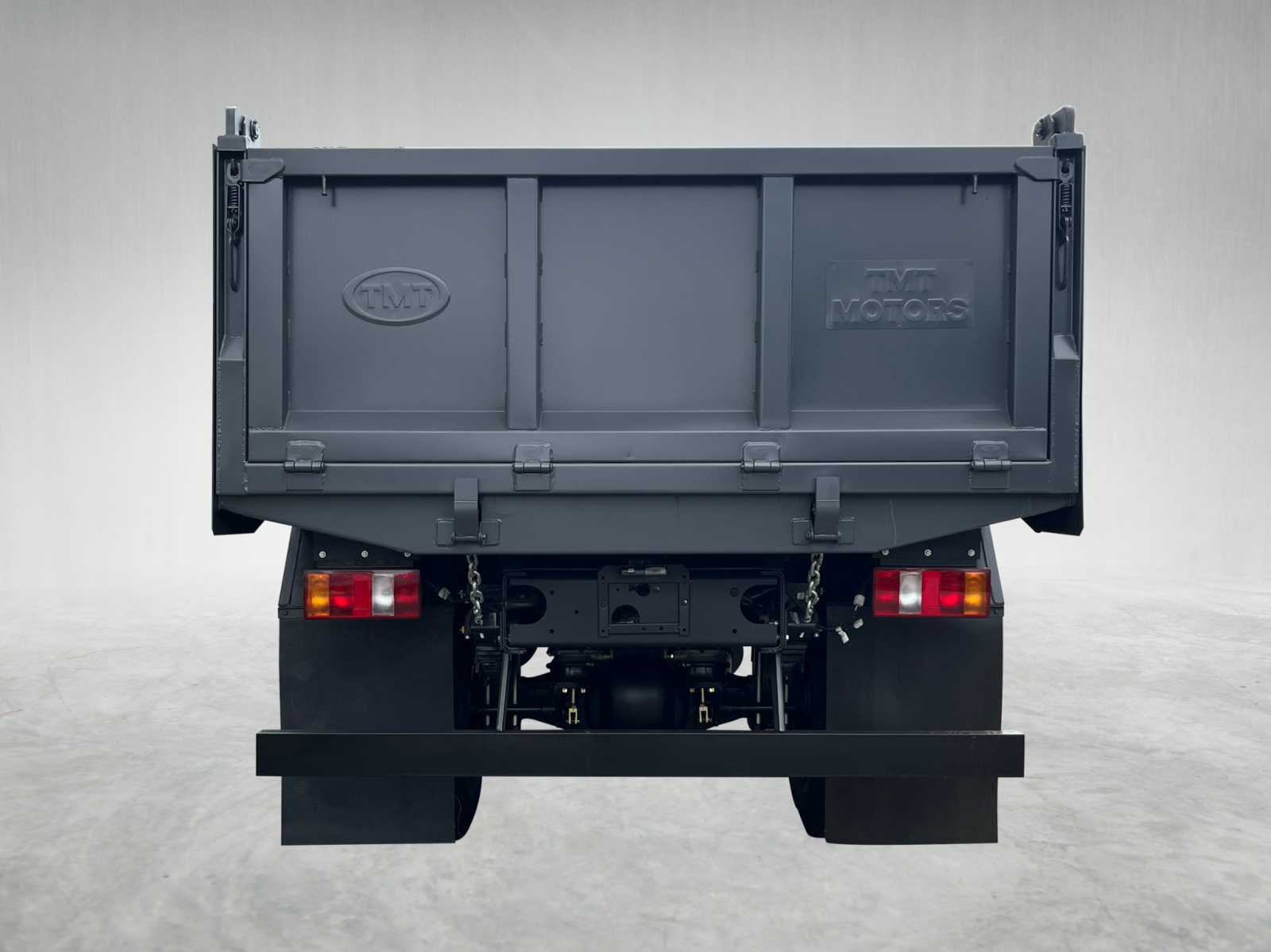 Thiết kế logo TMT dập nổi ở thùng ben tạo cảm giác khoẻ khoắn và vững chãi.