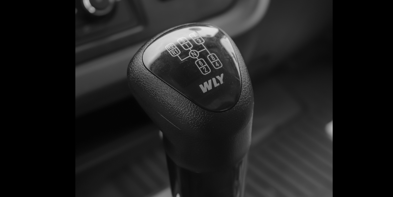 Cần số 2 tầng - 10 số tiến và 02 số lùi, giúp xe vận hành linh hoạt trên mọi hành trình