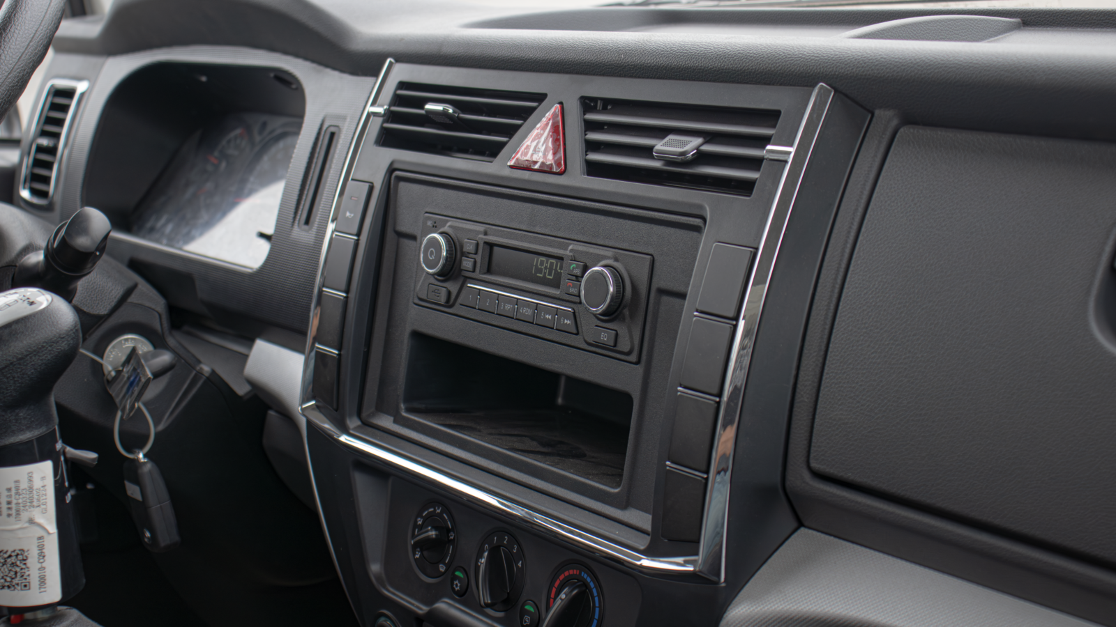 Hệ thống giải trí hỗ trợ đầy đủ USB - MP3, AM - FM radio, kết nối Bluetooth.