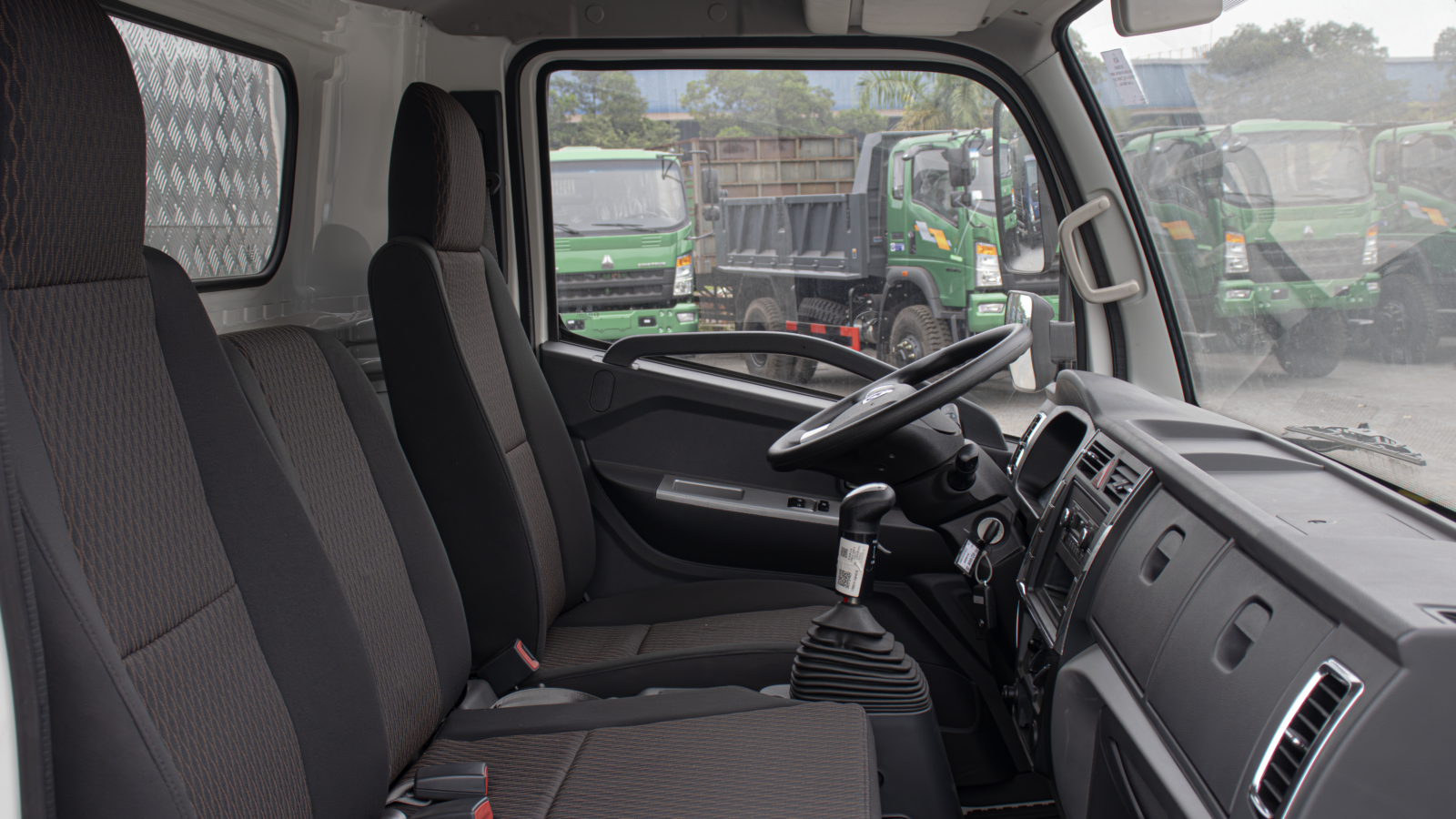 Khoang cabin có khổ lớn nhất phân khúc 2175 mm với 3 ghế ngồi rộng rãi thoải mái.