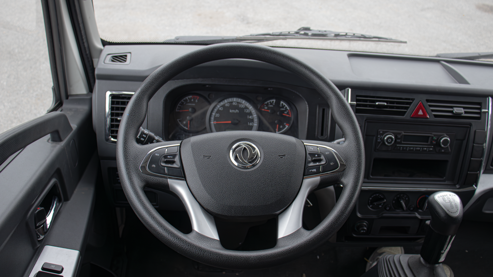 Vô lăng 4 chấu hiện đại với nhiều phím bấm tiện lợi.